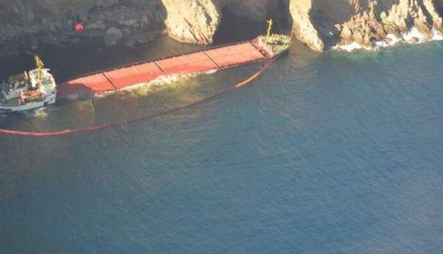 Ρύπανση από το ναυάγιο στη Μύκονο – Απλώνουν πλωτά φράγματα