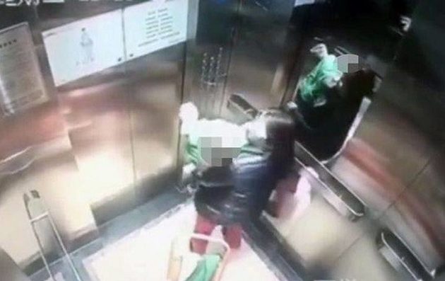 Νταντά γρονθοκοπεί  βρέφος μέσα στο ασανσέρ – Το είχε παραλάβει από τη μητέρα του (βίντεο)