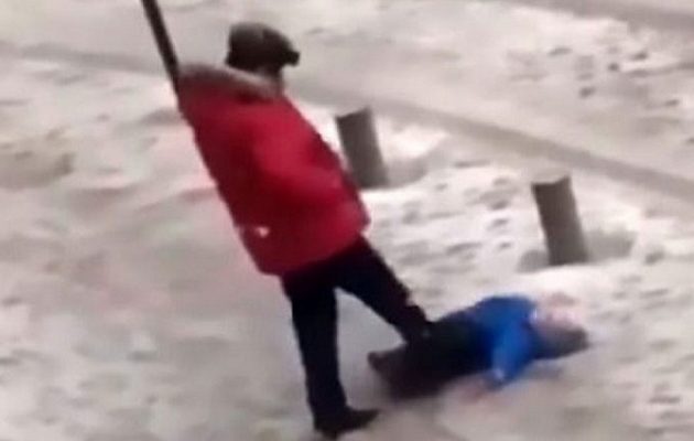 Πατέρας κλωτσάει τον γιο του επειδή έπεσε στο χιόνι (βίντεο)