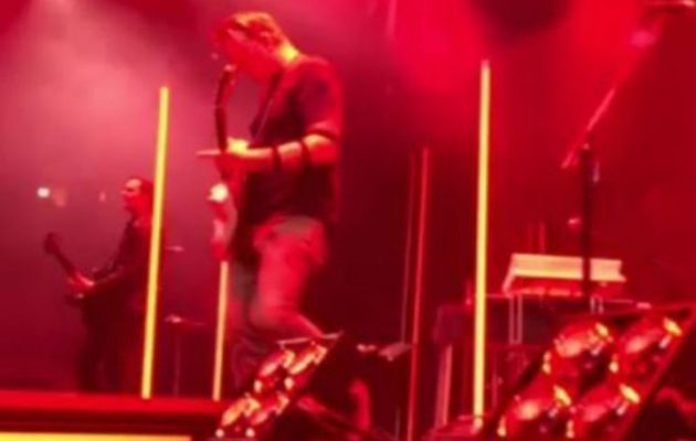 Τραγουδιστής κλωτσάει εν ψυχρώ φωτογράφο στο πρόσωπο στην μέση συναυλίας (βίντεο)