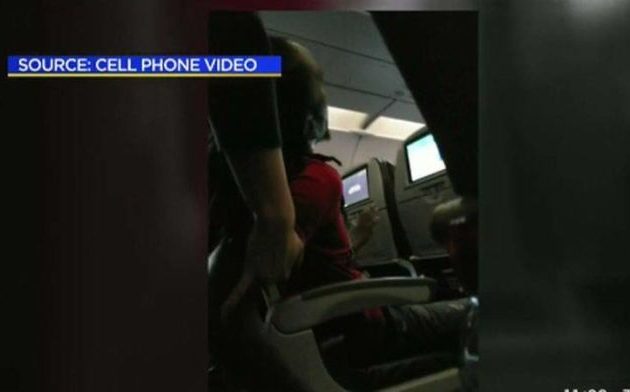 Απίστευτο: Τον κατέβασαν από το αεροπλάνο γιατί… δάγκωνε τους επιβάτες (βίντεο)