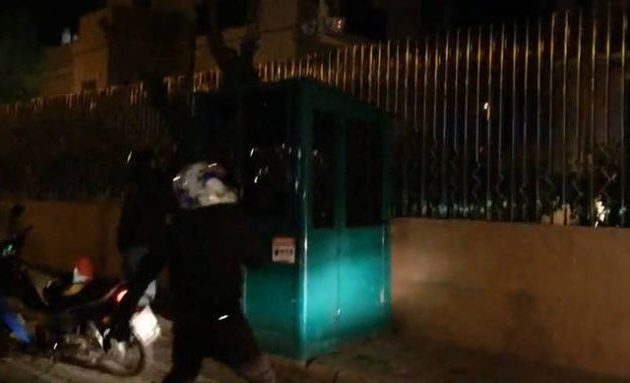 Ρουβίκωνας: Πώς έσπασε τα τζάμια με “ντου” στην πρεσβεία της Σαουδικής Αραβίας (βίντεο)