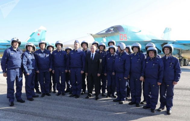 Την αεροπορική βάση της Ρωσίας στη Συρία επισκέφτηκε ο Βλάντιμιρ Πούτιν