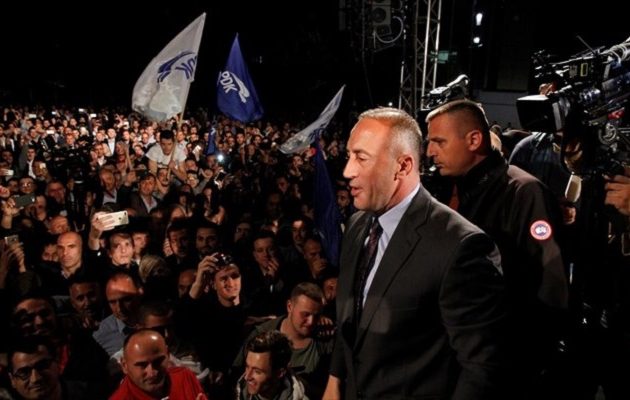 Κόσοβο: Διαμαρτυρία με γραβάτες κατά του πρωθυπουργού γιατί αύξησε 100% τον μισθό του