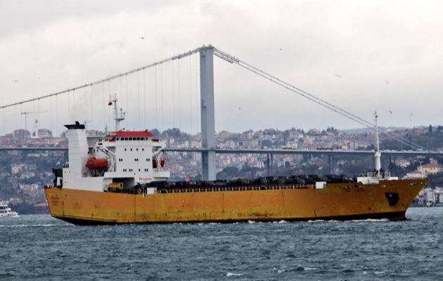 Ρωσικό πλοίο φορτωμένο καμιόνια κατευθύνεται στη Συρία