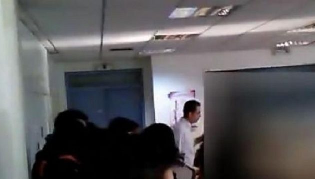 Μαθητής όρμηξε να πνίξει καθηγήτρια μέσα στην τάξη (βίντεο)