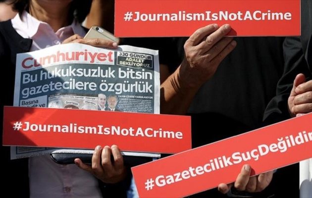 Οργή στην Τουρκία: Τι έγινε στη στημένη δίκη των στελεχών της εφημερίδας Cumhuriyet