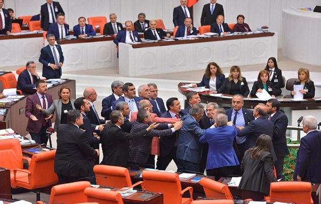 Ρινγκ η τουρκική Βουλή: Βουλευτές πλακώθηκαν στο ξύλο (φωτο)