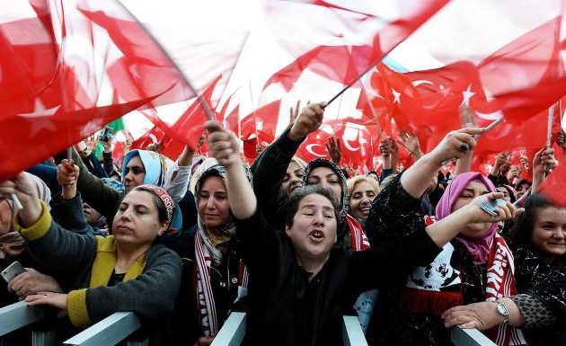 Ύποπτη δημοσκόπηση στην Τουρκία: Το 64% των Τούρκων θεωρεί τους Έλληνες φίλους
