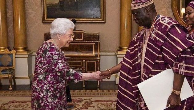 Ξεροί στο Μπάκιγχαμ από την αξέχαστη στιγμή μόδας – Χαμός στο Instagram