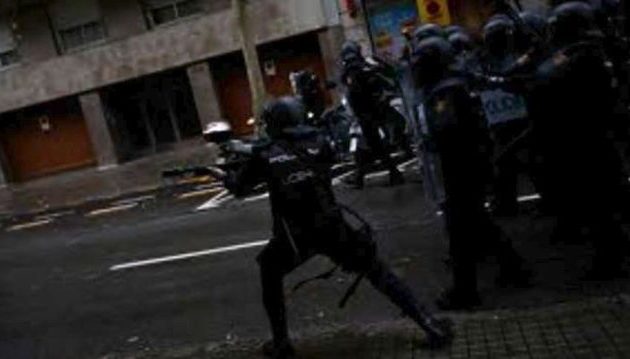 Η Μαδρίτη αποσύρει άμεσα έως και 10.000 αστυνομικούς από την Καταλονία