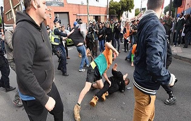 Mελβούρνη: Άγριο ξύλο σε ομιλία του ακροδεξιού ελληνικής καταγωγής Μίλο Γιαννόπουλος (βιντεο)