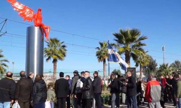 Ιερείς και πιστοί κατά του κόκκινου “άγγελου” στο Φάληρο (βίντεο)