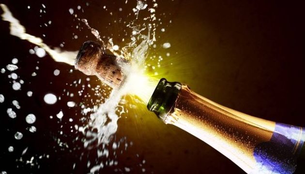 Απίστευτη πρωτοχρονιάτικη τραγωδία: Δανός χαροπαλεύει από άνοιγμα σαμπάνιας