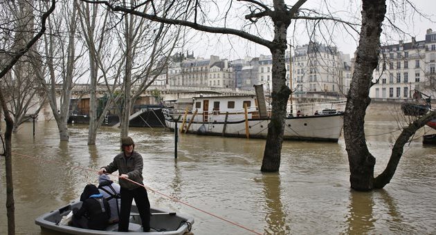 Ο Σηκουάνας απειλεί να “πνίξει” το Παρίσι – Φεύγουν έντρομοι οι Παριζιάνοι
