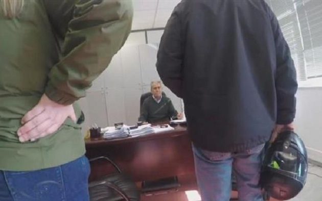 Εισβολή “Ρουβίκωνα” στην Εφορία στο Παγκράτι – Οι διάλογοι με τον διευθυντή (βίντεο)