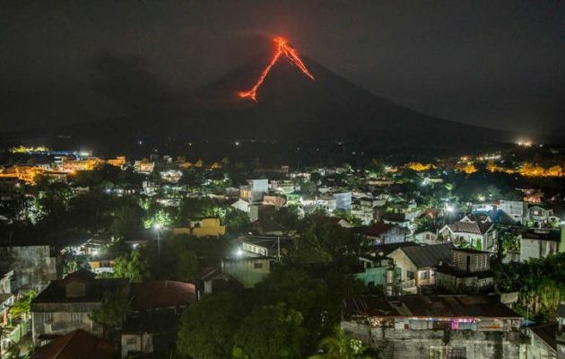 Το ηφαίστειο Μαγιόν “ξύπνησε” για τα καλά – Η λάβα κατακαίει όλη την περιοχή (φωτο+βίντεο)