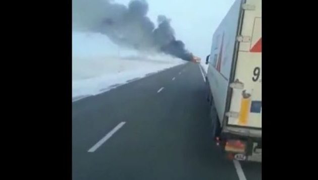 Απίστευτη τραγωδία στο Καζακστάν: 52 άνθρωποι κάηκαν ζωντανοί σε φλεγόμενο λεωφορείο (βίντεο)