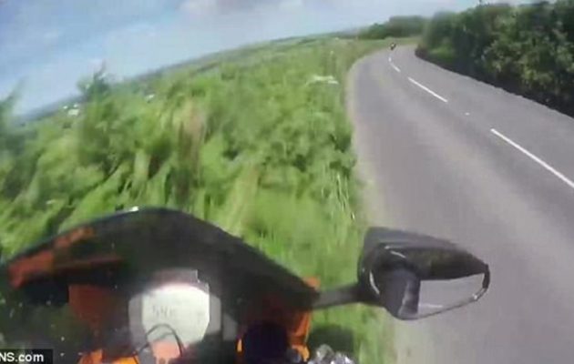 Τρομακτικό βίντεο: Μοτοσυκλετιστής έπεσε με 190 χλμ/ώρα και σώθηκε