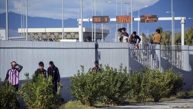 Μετανάστες μπήκαν σε πλοίο και πήγαν να κάψουν τον καπετάνιο με φωτοβολίδα