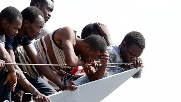 Μετά το “κράξιμο” του CNN: “Ανακάλυψαν” τους πρώτους 13.000 (!) σκλάβους στη Λιβύη και τους στέλνουν στις πατρίδες τους