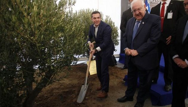 Τσίπρας και Ρίβλιν φύτεψαν συμβολικά μια ελιά για το Μουσείο Ολοκαυτώματος στη Θεσσαλονίκη (βίντεο)
