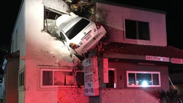 Απίστευτο τροχαίο: Το… κάρφωσαν σαν ρουκέτα σε δεύτερο όροφο κτιρίου (φωτο+βίντεο)