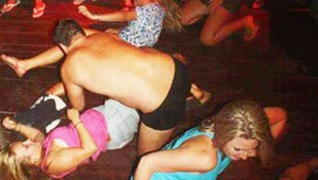 Πώς χόρεψαν “άσεμνα” οι τουρίστες στην Καμπότζη και κινδυνεύουν με ένα χρόνο φυλακή (φωτο)