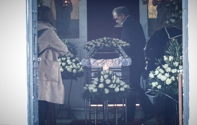 Καλό ταξίδι στον ανατρεπτικό Τζιμάκο –  Πλήθος κόσμου στην κηδεία του (φωτο)