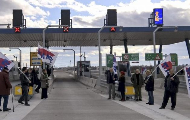 Τρίκαλα: Διαδηλωτές του ΠΑΜΕ άνοιξαν τις μπάρες του νέου αυτοκινητόδρομου Ε-65