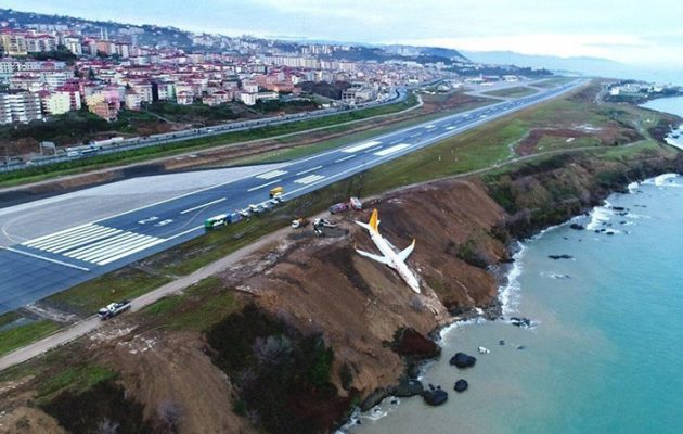 Τουρκία: Αεροπλάνο «γλίστρησε» από τον διάδρομο προσγείωσης και βρέθηκε στον γκρεμό (φωτο+βίντεο)