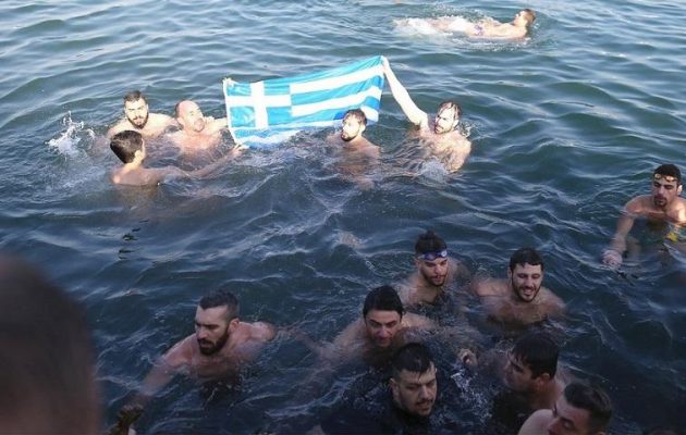 Ο Εθνικός Ύμνος αντήχησε στην Κωνσταντινούπολη- Με την ελληνική σημαία στον Βόσπορο για το σταυρό (βίντεο)