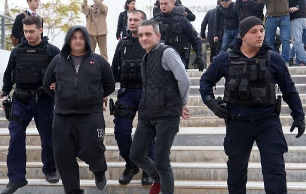 Aλβανοί βαρυποινίτες κατά δικαστών: Βάλτε τα λεφτά στον κ… σας – Μας γράφετε στα αρχ…σας;