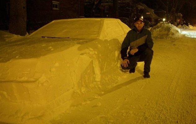 Έφτιαξε αυτοκίνητο από χιόνι και λίγο έλειψε να πάρει πρόστιμο για παράνομο παρκάρισμα (φωτο)