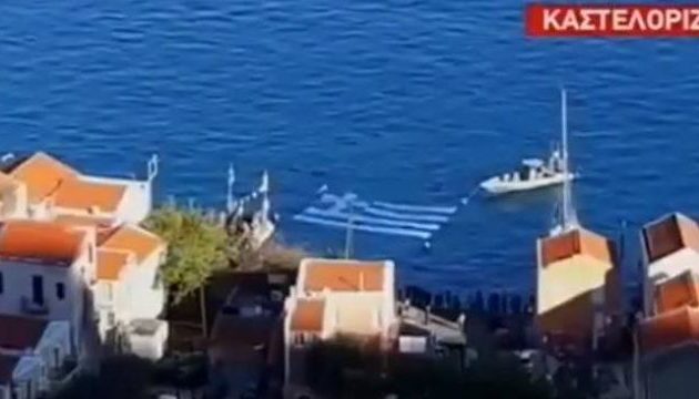Στο Καστελόριζο έστειλαν ηχηρό μήνυμα με τη μεγαλύτερη υποβρύχια ελληνική σημαία (βίντεο)