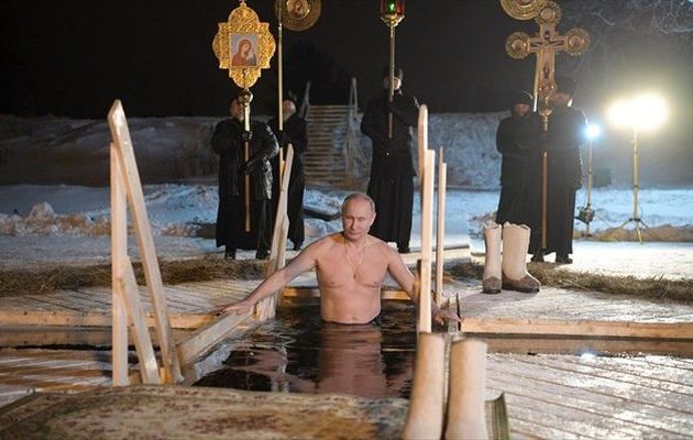 Ο Πούτιν έκανε τον σταυρό του και βούτηξε για τα Θεοφάνεια στους -5 βαθμούς (φωτο+βίντεο)