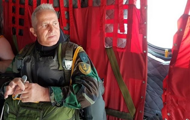 Ο 61χρονος αρχηγός των Ενόπλων Δυνάμεων πήδηξε με αλεξίπτωτο και έκανε καταδύσεις (βίντεο)