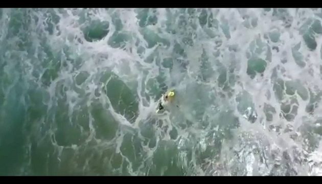 Παγκόσμια πρωτιά: Διάσωση κολυμβητών με drone στην Αυστραλία (βίντεο)