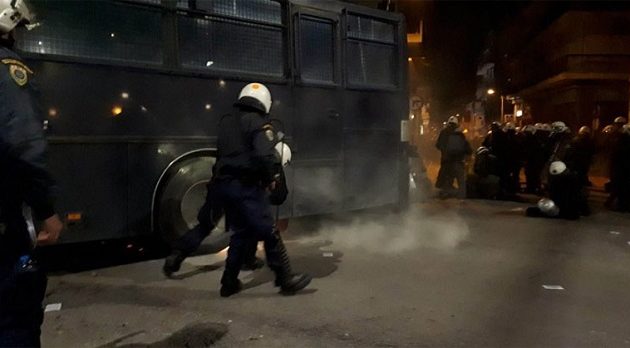 Eπεισόδια μεταξύ αντιεξουσιαστών και ΜΑΤ στη Θεσσαλονίκη (βίντεο)