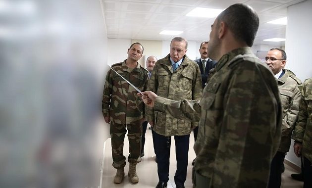 Ο Ερντογάν επιθεώρησε τις Ένοπλες Δυνάμεις στα σύνορα Τουρκίας-Συρίας