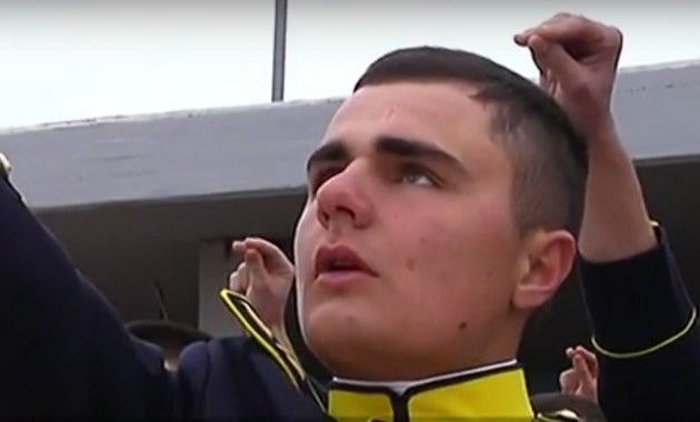 Συγκίνηση: Ορκίστηκε Εύελπις ο γιος του αδικοχαμένου συνταγματάρχη (βίντεο)