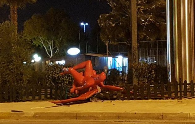 Έδεσαν με σχοινιά τον «Δαίμονα» στο Φάληρο και τον γκρέμισαν (φωτο)