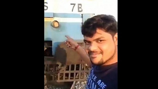 Ινδός ποζάρει για σέλφι μπροστά σε τρένο που τον παρασύρει (βίντεο)