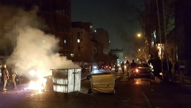 Νεκρός αστυνομικός από πυρά διαδηλωτή στο Ιράν