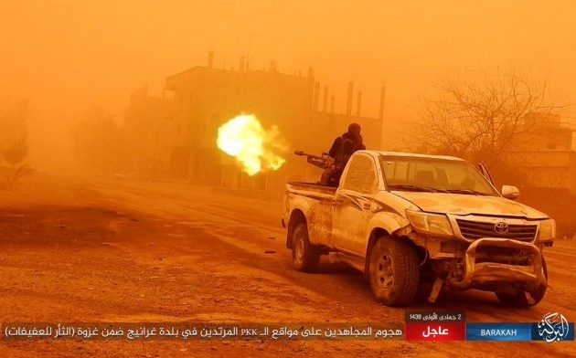 Το Ισλαμικό Κράτος επιτέθηκε αιφνιδιαστικά στους Κούρδους μέσα σε αμμοθύελλα (φωτο)