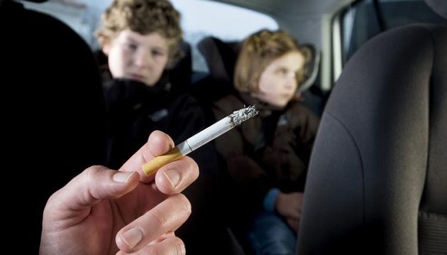 Πρόστιμο 1.500 ευρώ στους οδηγούς που καπνίζουν μέσα στο αυτοκίνητο  με παιδιά