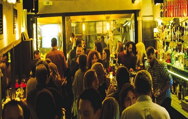 “Σιγεί” το Κολωνάκι: Τέλος η μουσική στα μπαρ μετά τις 12 το βράδυ