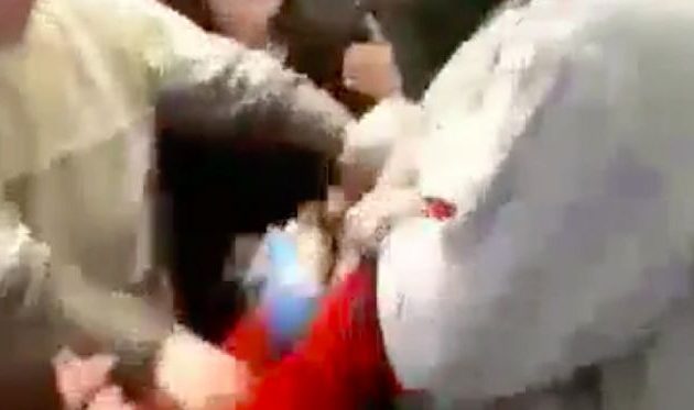 Ξενοδόχος πλάκωσε στο ξύλο καθηγήτρια μπροστά στους μαθητές – Δείτε το βίντεο