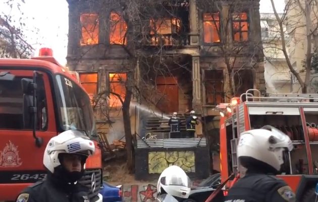 Καίγεται το νεοκλασικό που στεγάζει την κατάληψη Libertatia στη Θεσσαλονίκη (βίντεο)