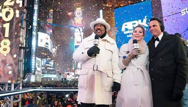 Η Μαρία Μενούνος παντρεύτηκε σε ζωντανή μετάδοση λίγο πριν αλλάξει ο χρόνος (βίντεο)